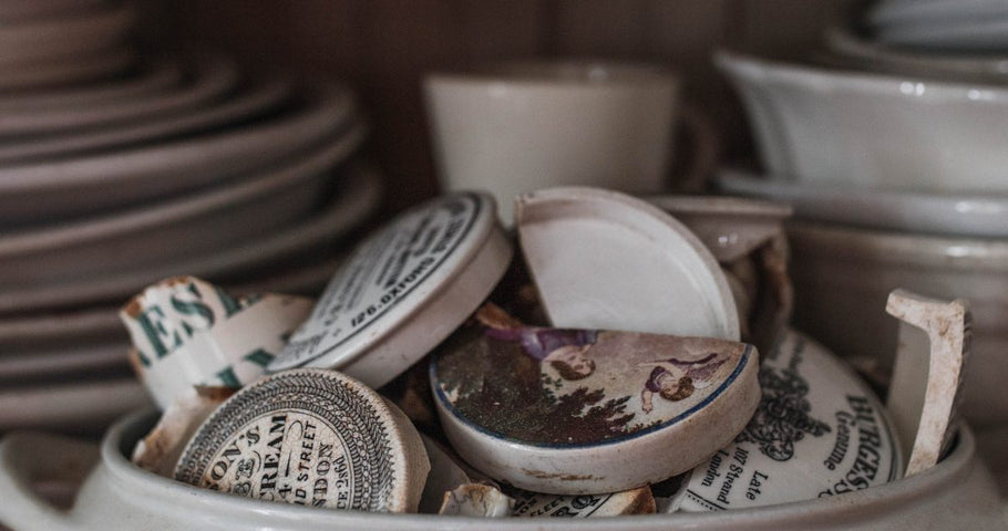 Do you remember that post about the booth at the antique show that said “EVERYTHING IN THIS TENT CAME FROM A VICTORIAN ERA GARBAGE DUMP”? Well guess what? That booth also had a bunch of antique English advertising containers as well (and a bunch of...