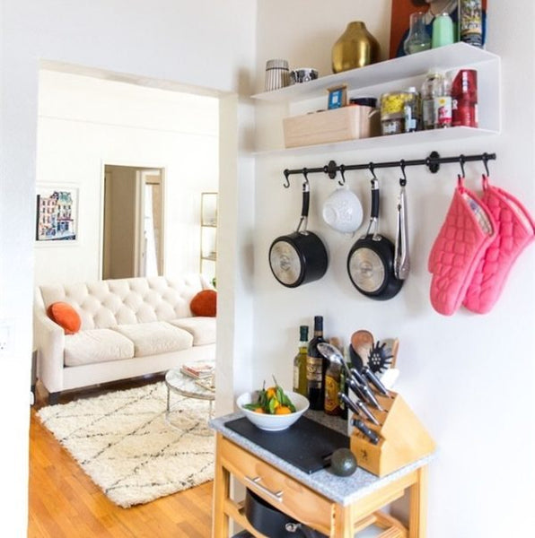 If you currently reside in a studio apartment, you are probably familiar with the challenges involved. Privacy is very difficult to achieve, the correct organization can be impossible and choosing the decoration without overwhelming its aesthetics...